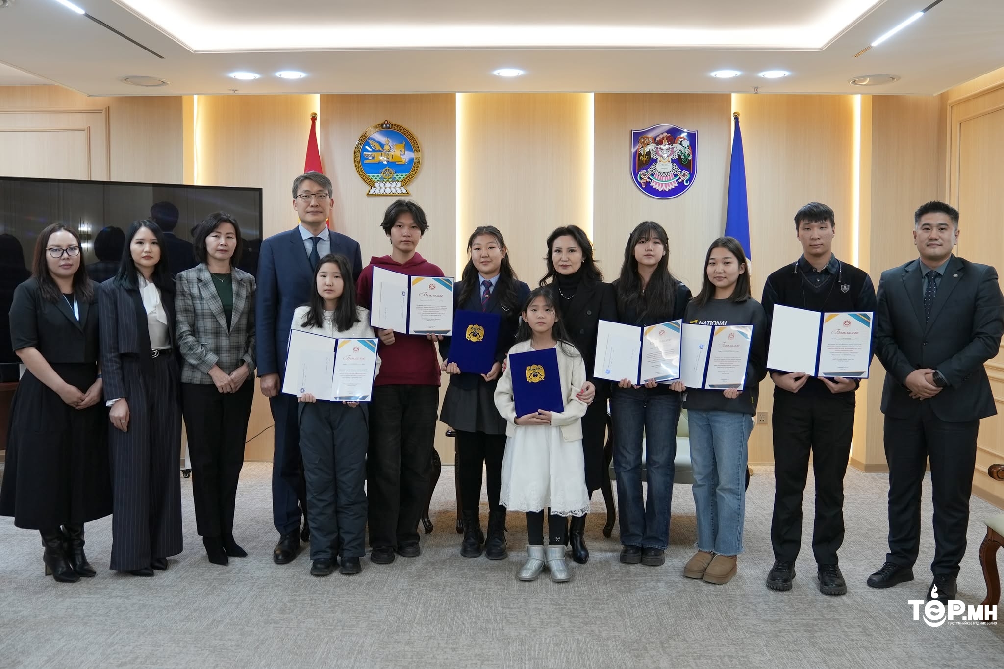 Жендерийн талаарх ойлголтыг нэмэгдүүлэх хүрээнд сурагчдын дунд зохион байгуулсан уралдааны шагналыг гардууллаа