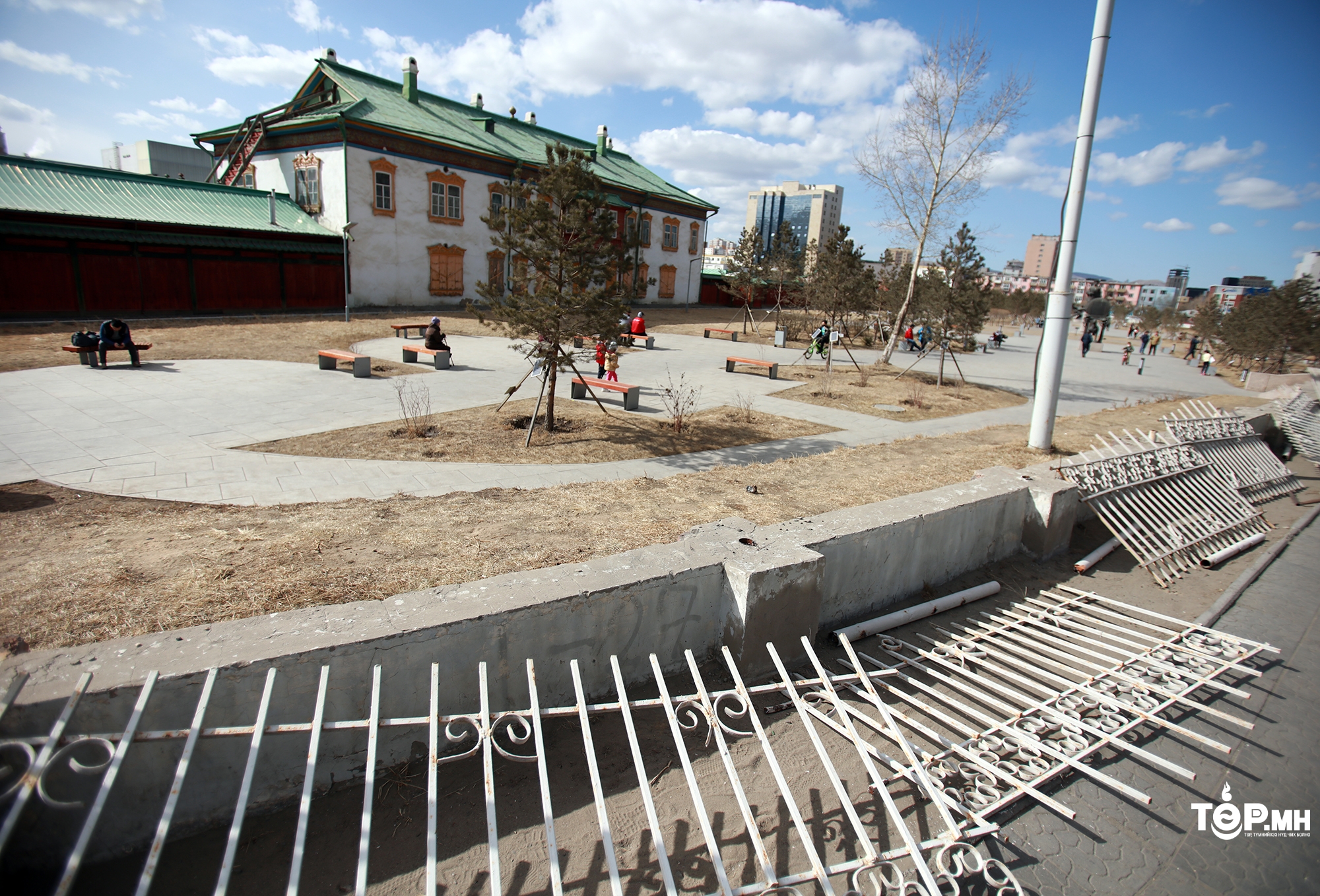 Богд хааны музейн цэцэрлэгт хүрээлэнгийн хашааг буулгаж эхэллээ