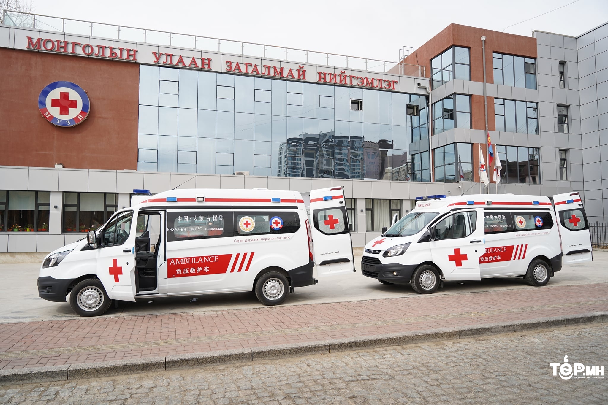 Монголын Улаан загалмай нийгэмлэгээс “СӨРӨГ ДАРАЛТАТ ТҮРГЭН ТУСЛАМЖИЙН АВТОМАШИН” хүлээлгэн өглөө