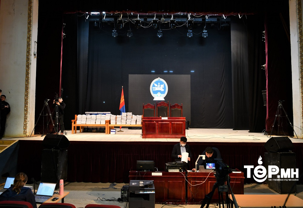 "Хөгжлийн банк"-ны шүүх хурлыг өдөрт НАЙМАН цаг үргэлжлүүлэхээр боллоо