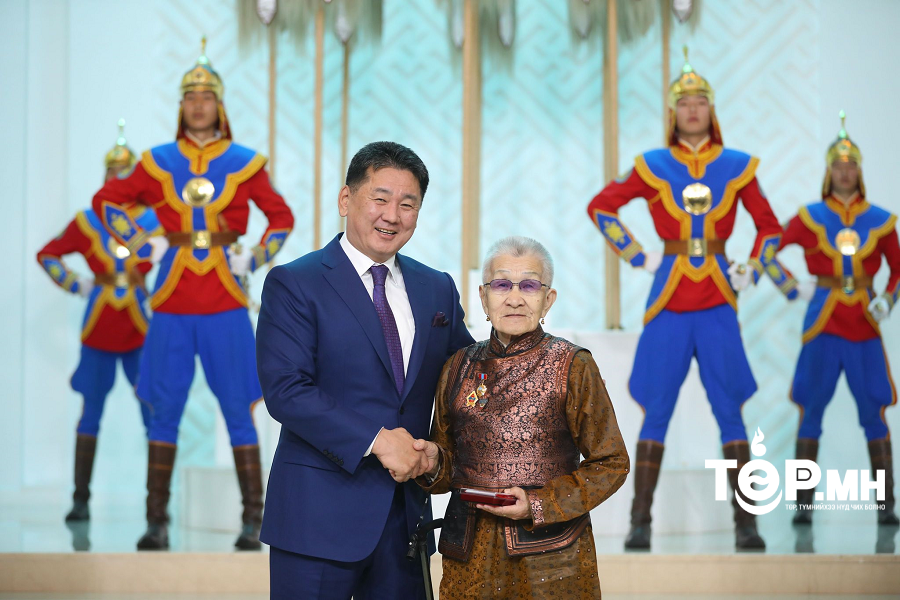 “Өнөр бүл” хүүхдийн төвийн хамт олонд төрийн дээд цол, одон, медаль хүртээв