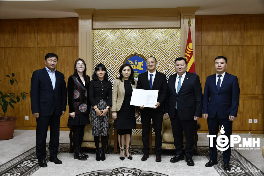 УИХ-ын дэд дарга Л.Мөнхбаатар Эрдэнэт үйлдвэр” ТӨҮГ-ын Үйлдвэрчний эвлэлийн төлөөлөлд холбогдох шийдвэрийг танилцууллаа