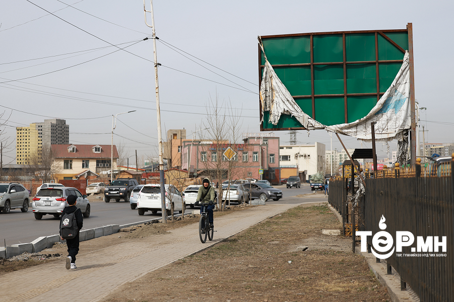 Хуучирч муудсан сурталчилгааны самбарыг буулгаж байна