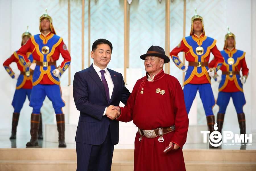 Хүнс, хөдөө аж ахуй, хөнгөн үйлдвэрийн салбарынхныг төрийн дээд цол, одон, медалиар шагналаа