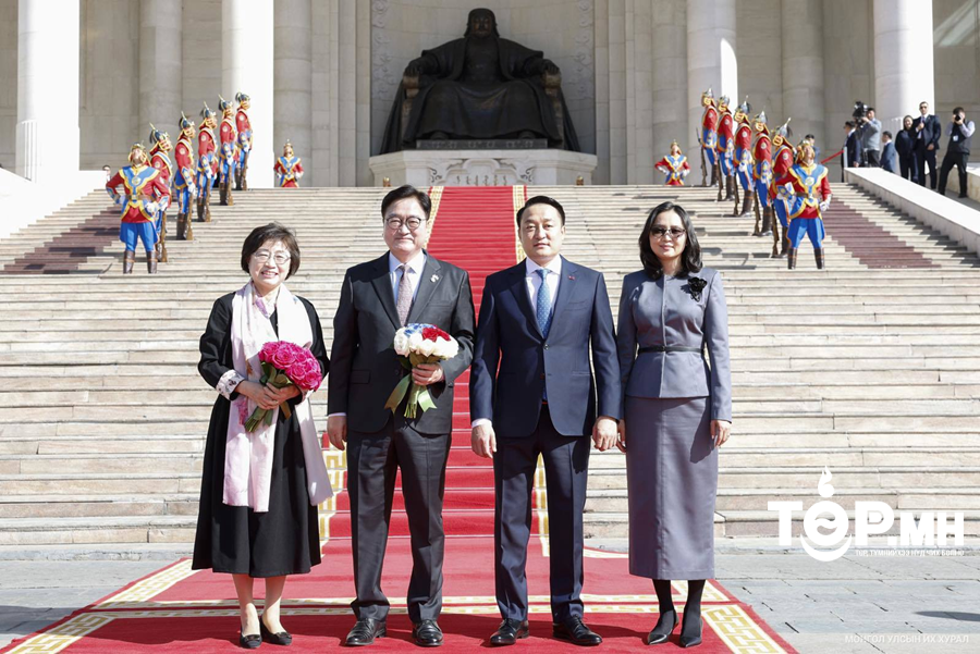 УИХ-ын дарга Д.Амарбаясгалан Бүгд Найрамдах Солонгос Улсын Үндэсний Ассамблейн дарга Ү Вон Шиг-ийг Д.Сүхбаатарын талбайд угтан мэндчиллээ
