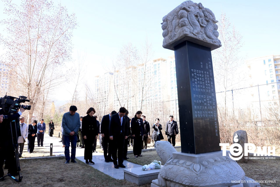 И Тэ Жүн эмчийн дурсгалын хөшөөнд БНСУ-ын Үндэсний Ассамблейн дарга хүндэтгэл үзүүлж, Чойжин ламын сүм музейд зочлов