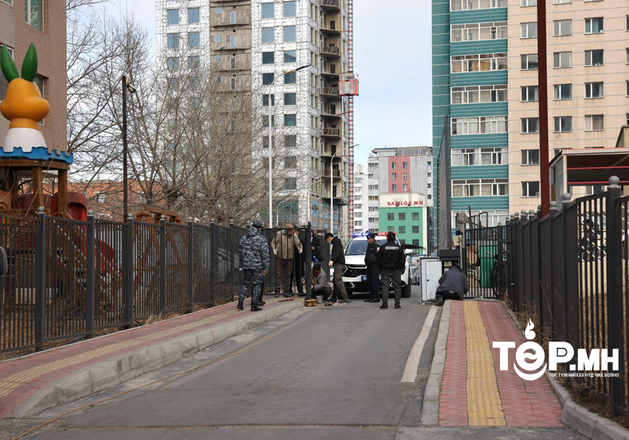 “Ambassador” хотхон орчмын гурван байршилд зөвшөөрөлгүй барьсан хашаа хайсыг буулгаж, орц гарцыг нээлээ