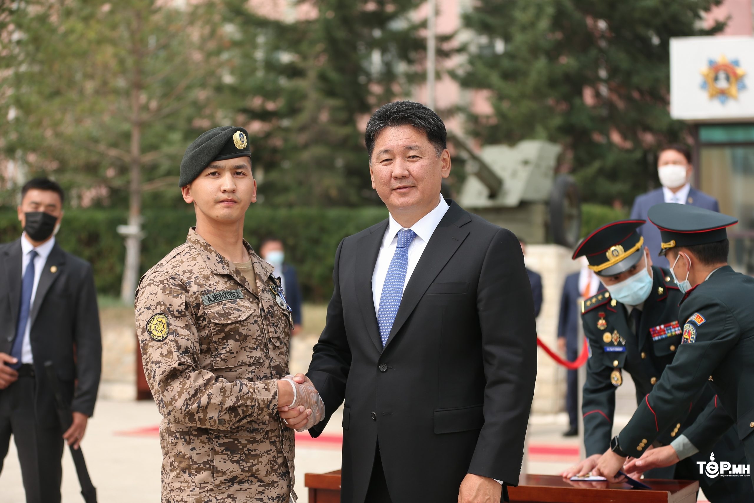 Ерөнхийлөгч У.Хүрэлсүх Афганистанд үүрэг гүйцэтгэсэн цэргийн багт төрийн одон, медаль гардууллаа