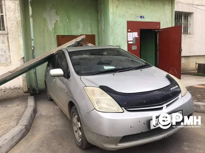 Prius-20 маркийн автомашин дээр хаалганы дээд талын хаалт унажээ