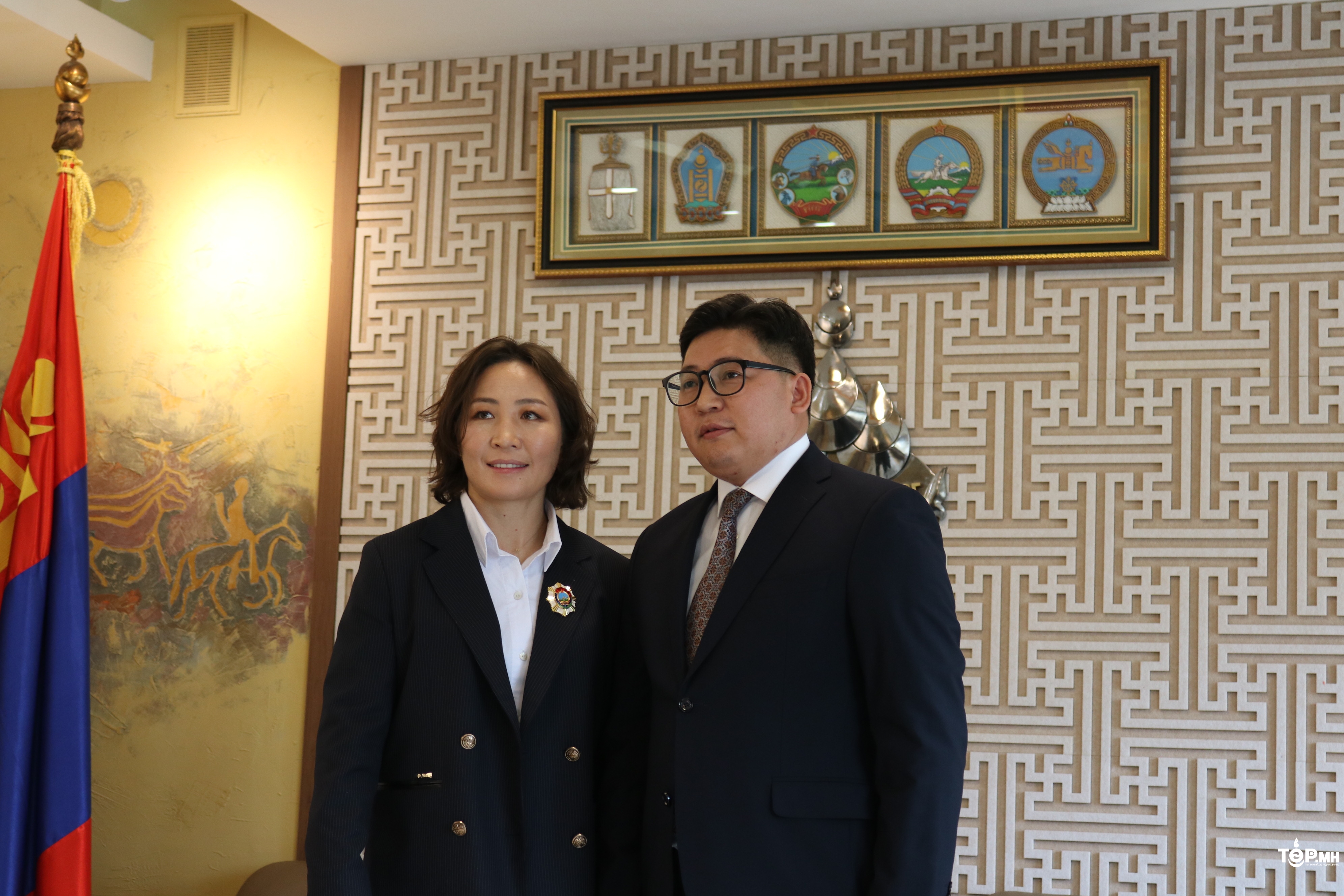 ЧД-ийн Засаг дарга Н.Батсүмбэрэл олимпийн хүрэл медальт М.Уранцэцэгт шагнал гардууллаа