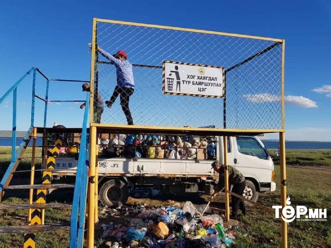 Архангай аймгийн Өгий нуур орчимд үүссэн 120 тонн  орчим хогийг сумын төвийн  төвлөрсөн хогийн цэгт хаяж зайлууллаа
