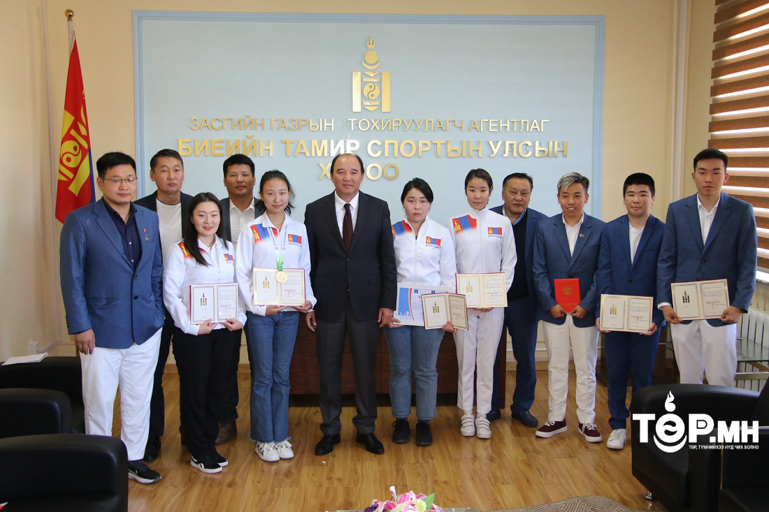 Их мастер цол хүртсэн Т.Мөнхзулыг 30 сая төгрөгөөр шагнаж урамшууллаа