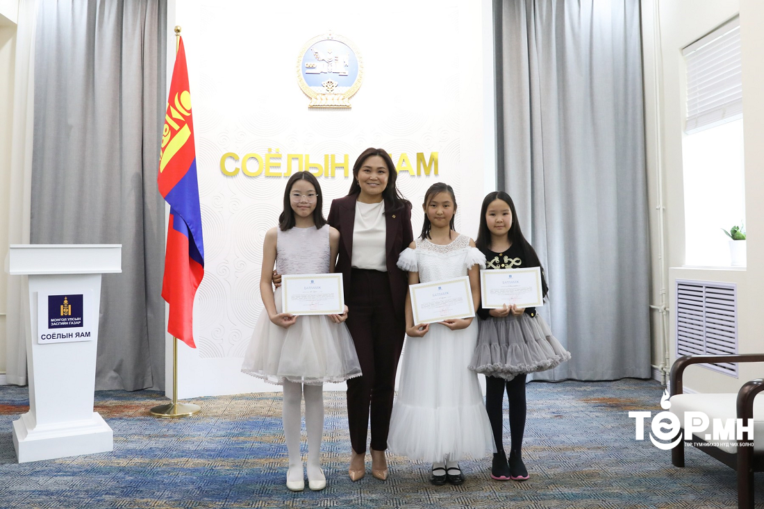 Косианы нэрэмжит залуу хийлчдийн олон улсын уралдаанд амжилттай оролцсон сурагчдад мөнгөн шагнал гардууллаа