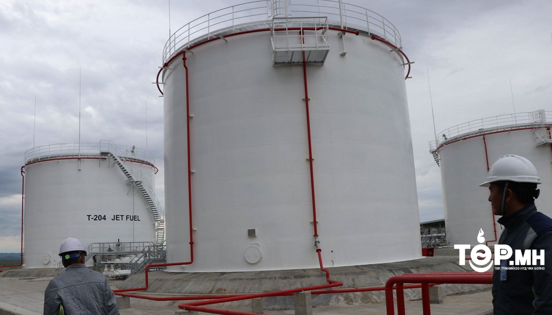 50 тоннын багтаамжтай шатахуун хадгалах сав руугаа унаж, ухаан алдсан  байсныг 4 минут ажиллан эсэн мэнд гаргажээ