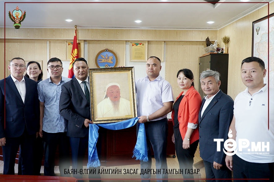 Аймгийн засаг дарга Д.Бауыржан Эзэн Богд Чингис Хааны Эш Хөргийг албан өрөөндөө хүндэтгэлтэйгээр заллаа