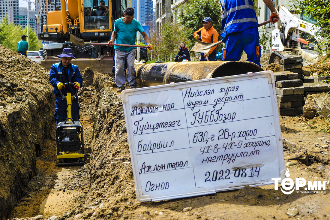 Үндэсний цэцэрлэгт хүрээлэнгийн арын замд борооны ус зайлуулах шугам угсарч байна