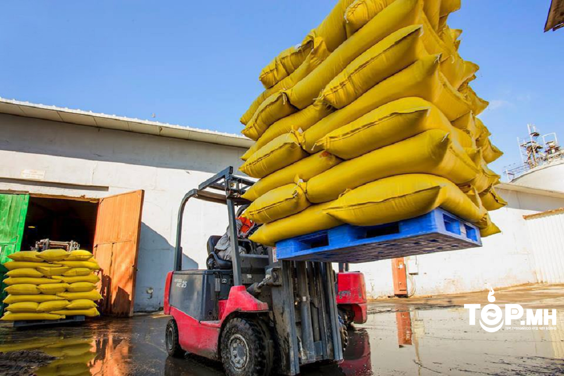 Гурил үйлдвэрлэгчид өвөлжилт хүндэрч болзошгүй аймгуудад хивэг нийлүүлнэ