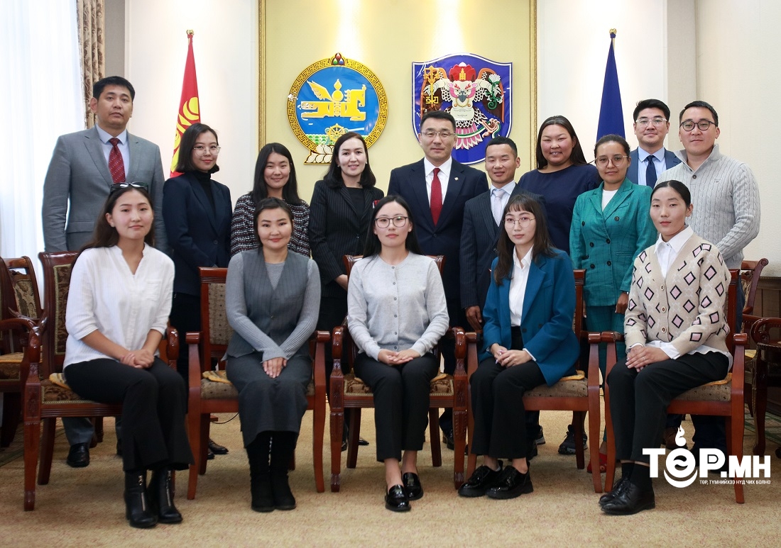 Орон нутагт ажиллах залуу багш нарт тоног төхөөрөмжийн дэмжлэг үзүүллээ