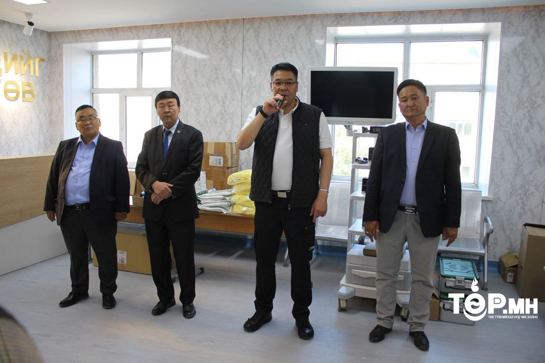 Эрүүл мэндийн сайд С.Энхболд Говь-Алтай аймгийн нэгдсэн эмнэлэгт мэс заслын тоног төхөөрөмж гардууллаа