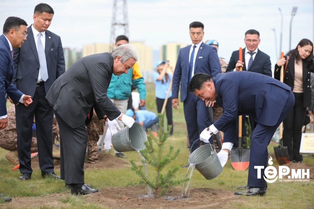 Монгол Улсын Ерөнхийлөгч У.Хүрэлсүх, НҮБ-ын Ерөнхий нарийн бичгийн дарга Антонио Гутерреш нар мод тарилаа