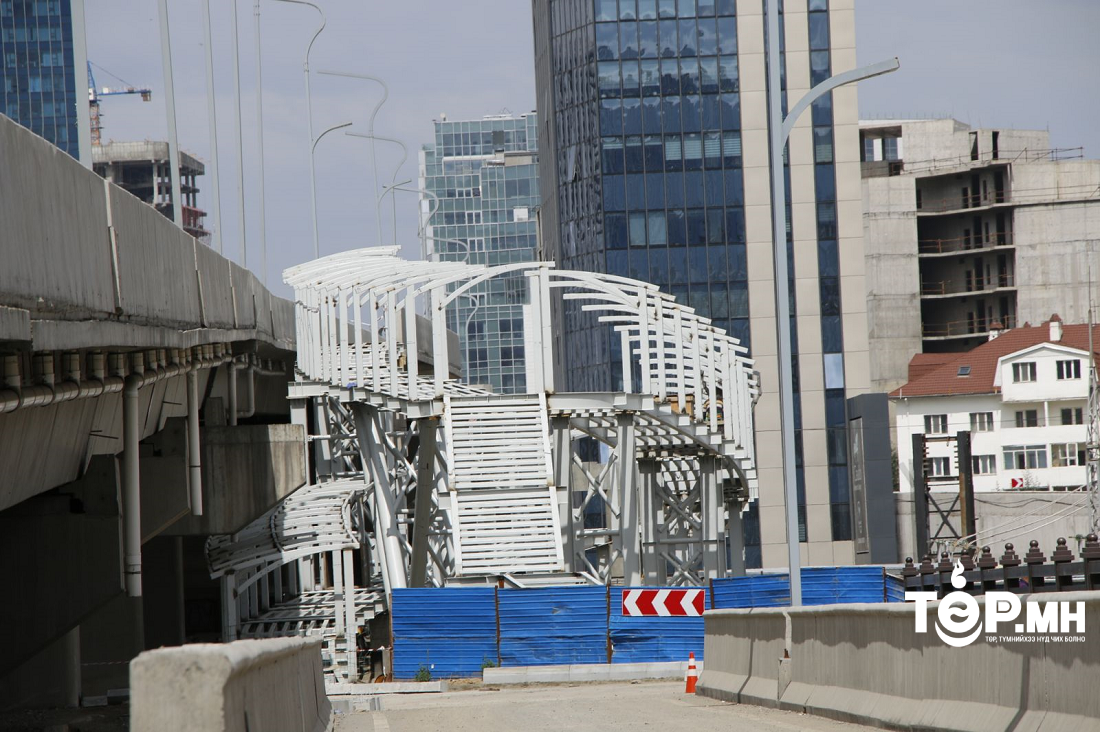 Олимпын гүүрний явган хүний гарцыг угсарч эхлээд байна