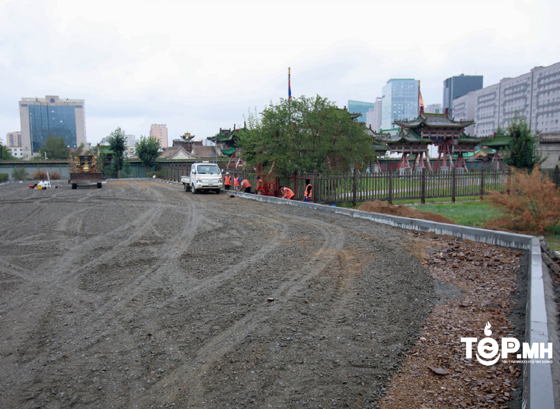 Богд хааны ордон музейн хашааг буулгаж, гоёлын бут суулгав