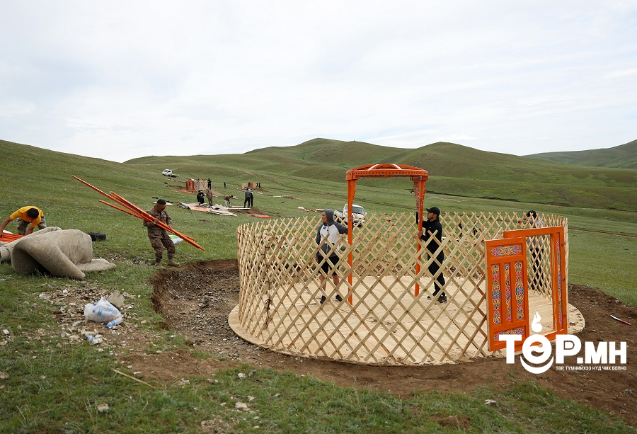 Үерийн гамшигт өртөж, орон гэргүй болсон иргэдийн гэрийг барьж байна