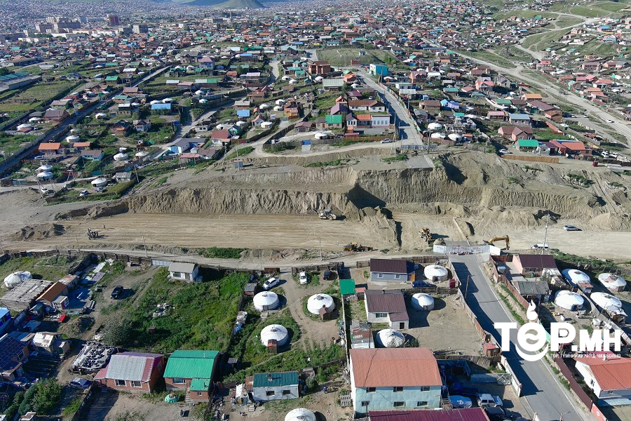 "Айлууд тогтоосон үнэлгээнээс 3-4 дахин их төлбөр нэхэмжилж байгаагаас замын ажил саатаад байна" гэв
