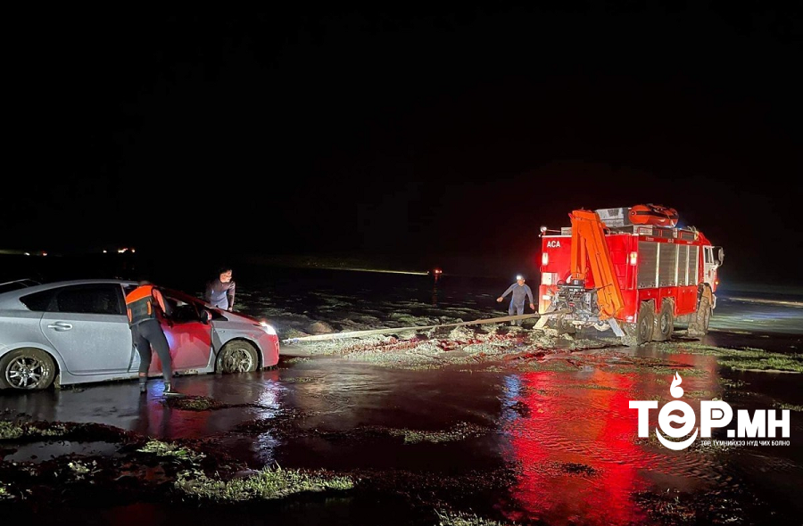 Зургаан зорчигчтой суудлын автомашин үерт урсаж, нэг хүн амиа алджээ