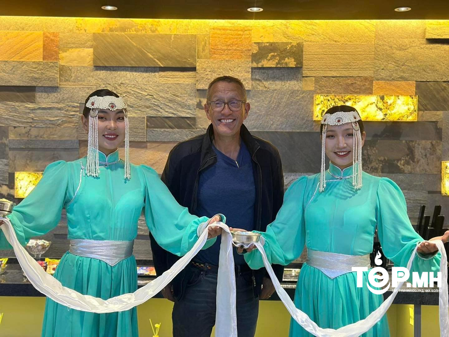 CNN телевизийн нэвтрүүлэгч, сэтгүүлч Richard Quest манай улсад хүрэлцэн иржээ