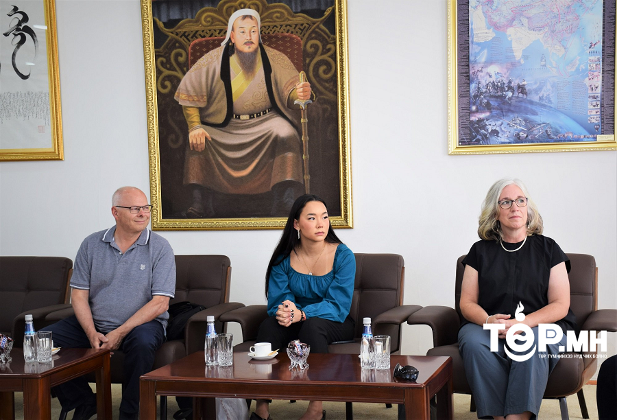 АНУ-д үрчлэгдсэн охиныг гэр бүлийн хамт хүлээн хүлээн авч уулзлаа