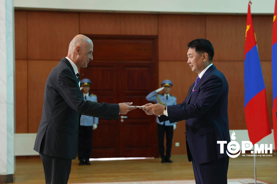 ХБНГУ-ын Элчин сайд Итгэмжлэх жуух бичгээ өргөн барив