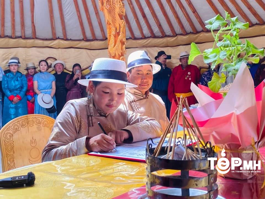 "Алтайн залуус" чуулга уулзалтаар танилцаж, хуримласан гурван хосод тус бүр 50 бог мал өгчээ