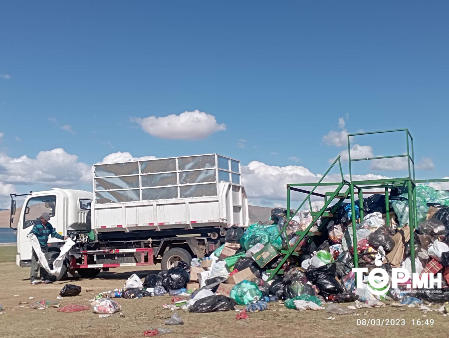 Улаагчны хар нуур орчмоос 6 тонн хог цэвэрлэжээ