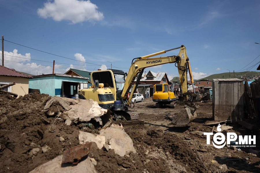 Үерт өртсөн айлуудын хашаан дахь лагийг цэвэрлэх ажил үргэлжилж байна