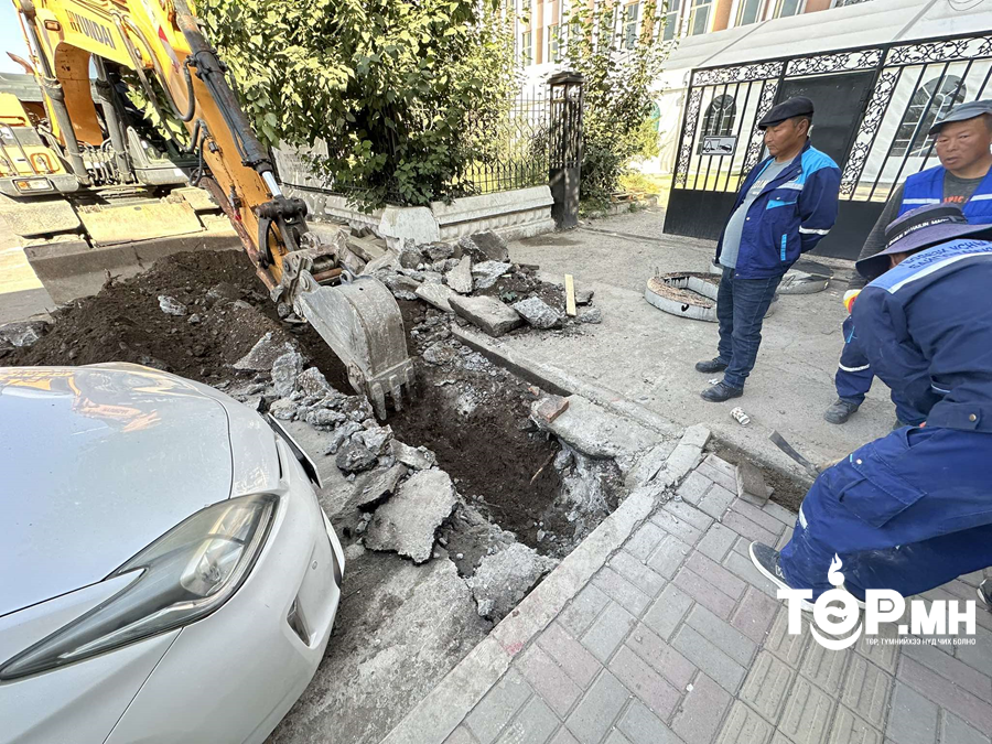 Драгон төвийн туслах авто замын ус зайлуулах шугам хоолойг угсарч байна