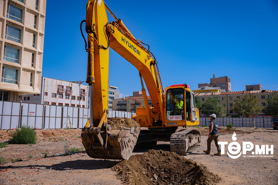 “Урт цагаан” худалдаа үйлчилгээний төвийг буулгасан талбайд далд зогсоол бүхий цэцэрлэгт хүрээлэнгийн бүтээн байгуулалтын ажил эхэллээ