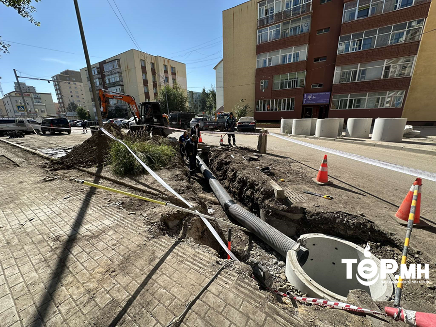 ЕБ-ын 16 дугаар сургуулийн урд талын авто замд ус зайлуулах шугам хоолой угсарч эхэллээ