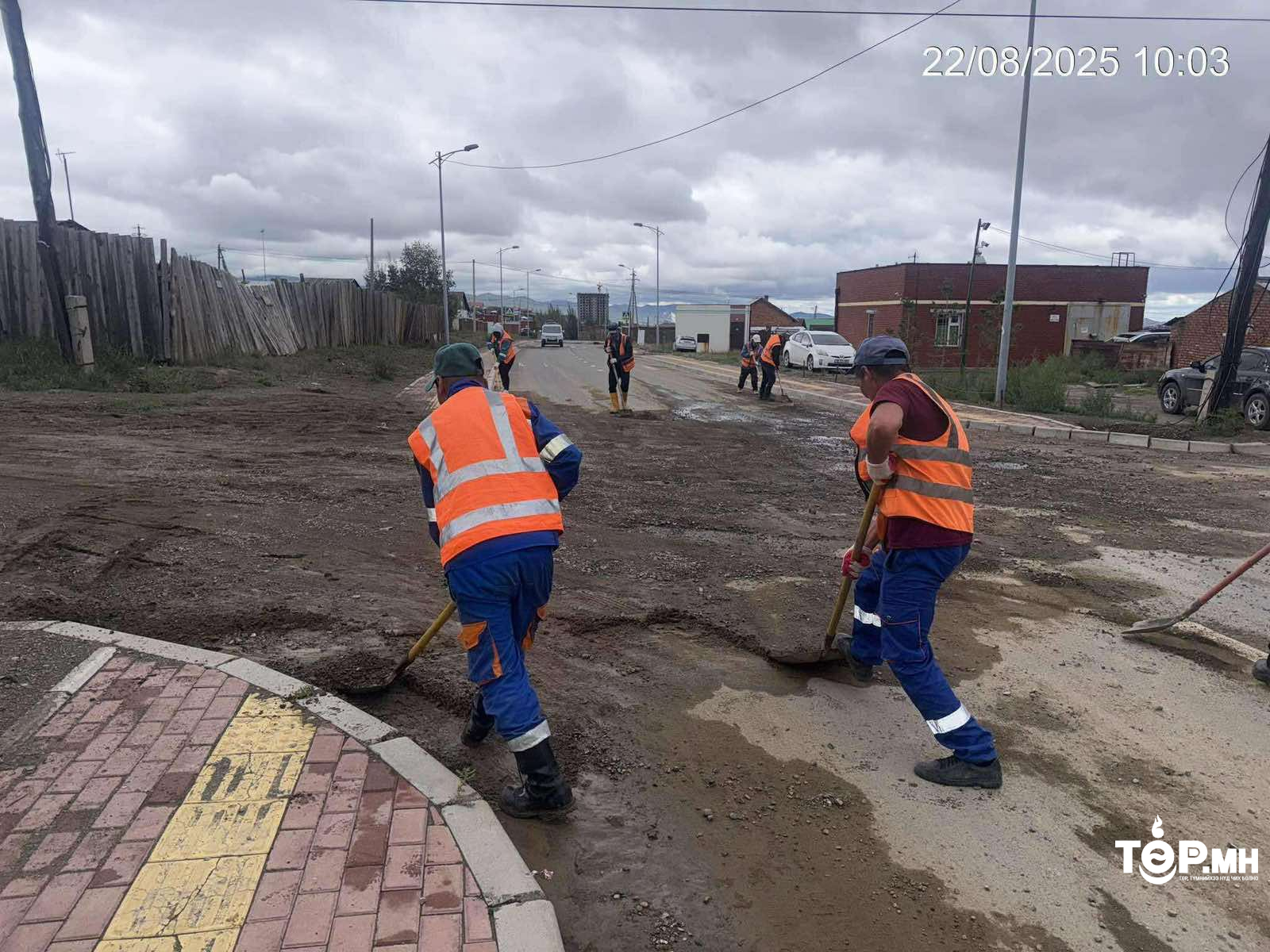 ТҮК-ийн 1150 ажилтан нийтийн эзэмшлийн гудамж, талбайг цэвэрлэж байна