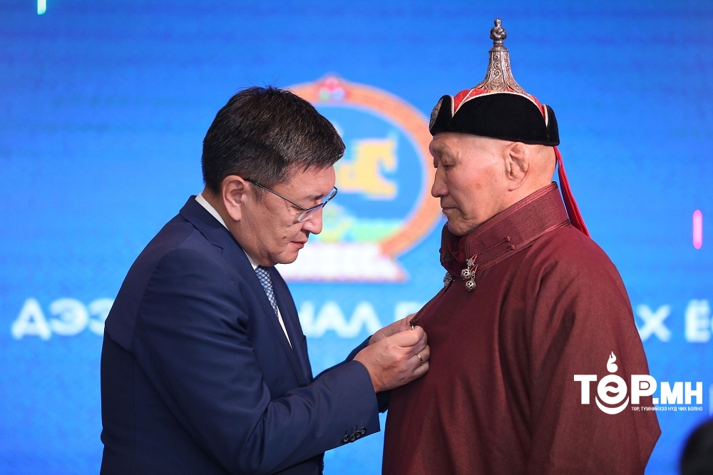 Зэвэгийн Дүвчинд Ардын багш цол хүртээлээ