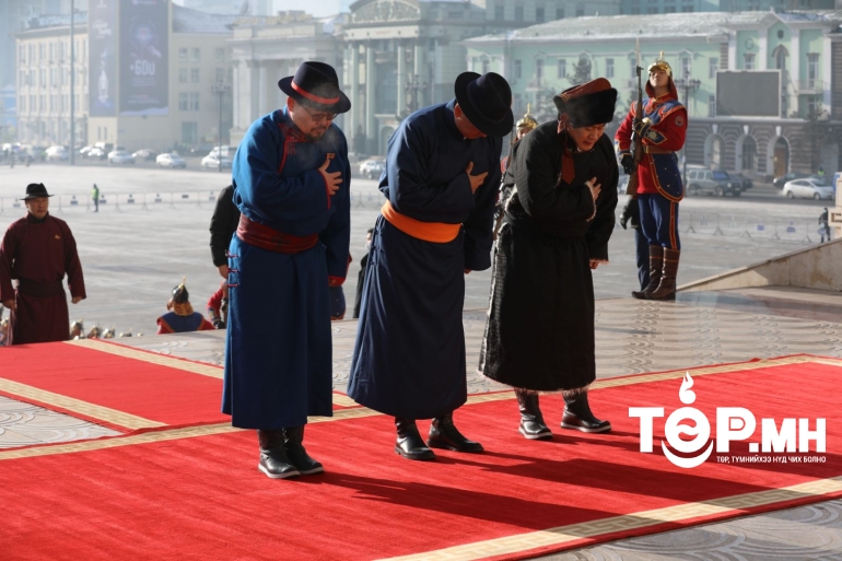 Их эзэн Чингис хааны хөшөөнд хүндэтгэл үзүүллээ