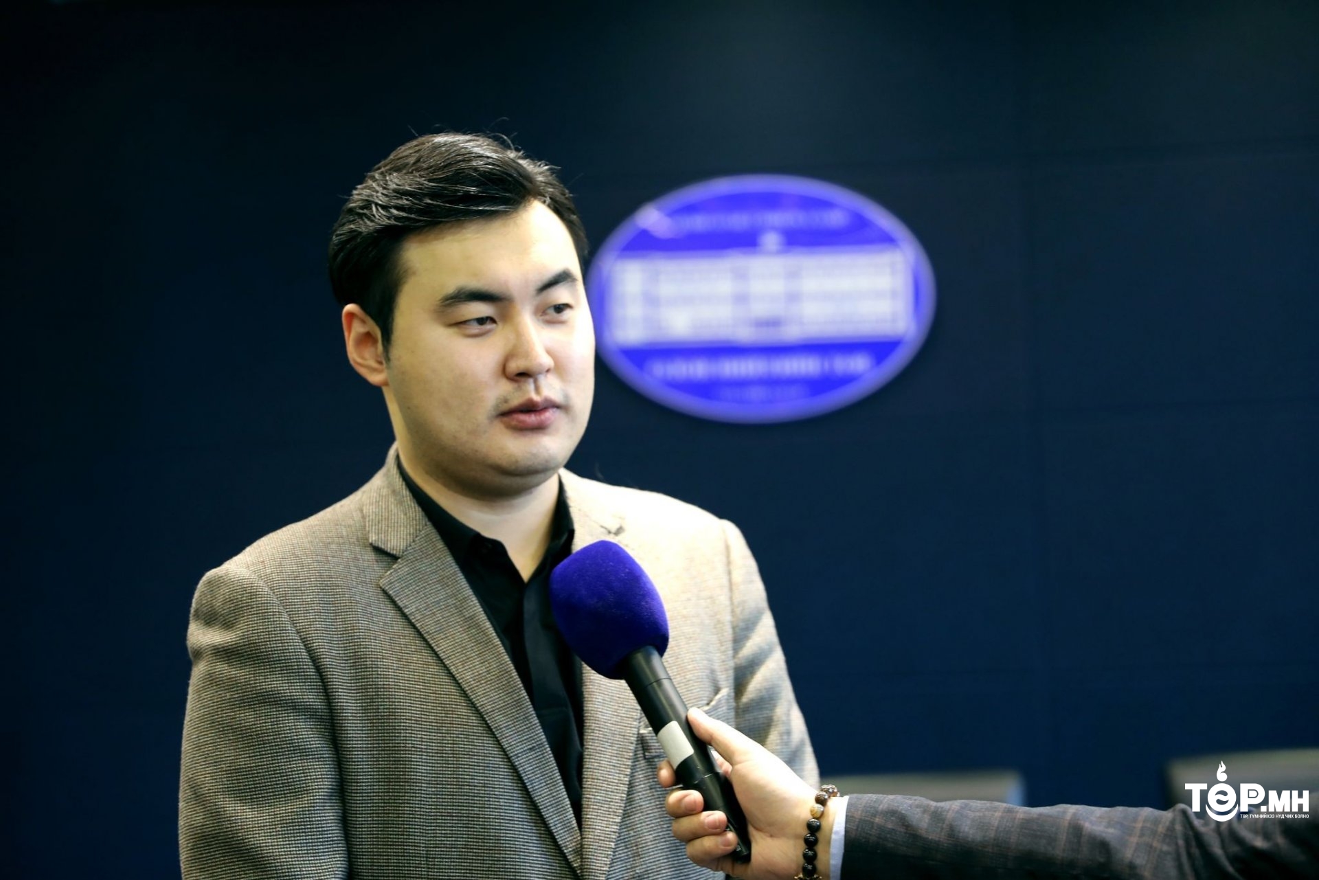 АТГ: Гаалийн хяналтын бүсэд танилынхаа гар тээшийг авч орсон мөрдөгч “С”-ийг ажлаас нь чөлөөлсөн