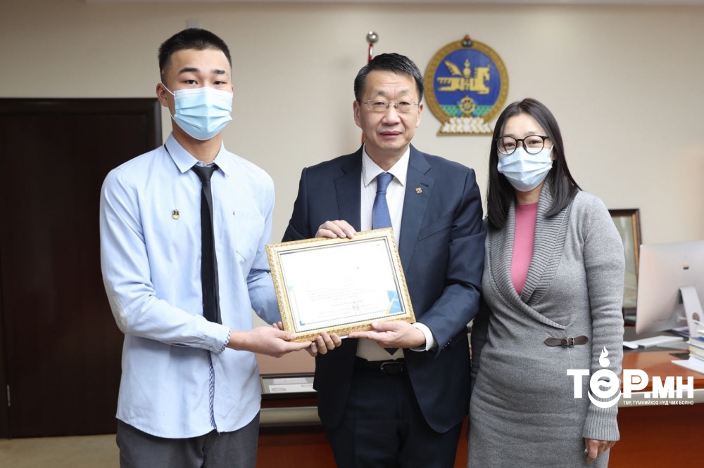 Галаас хүний амь аварсан сурагч Т.Эрдэмд сайдын нэрэмжит шагнал олголоо