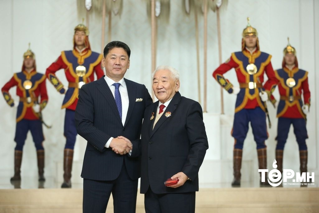 Ерөнхий сайд асан Шаравын Гунгаадоржид Монгол Улсын Хөдөлмөрийн баатар цол хүртээлээ