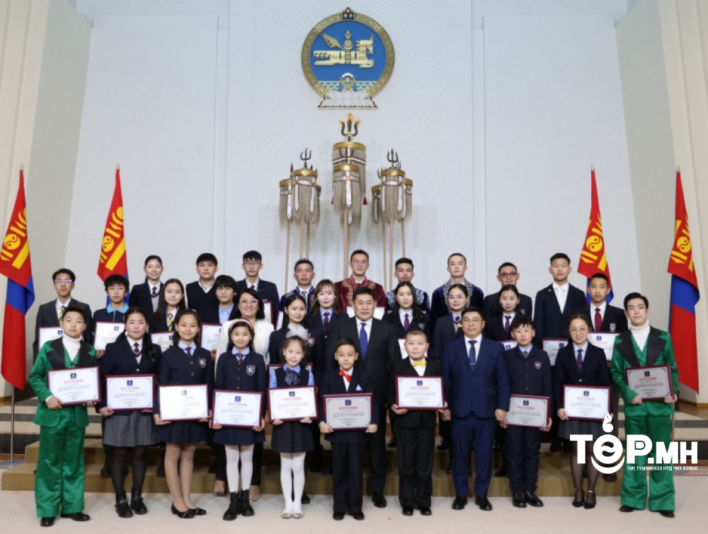 Ерөнхий сайд 2021 оны онцлох хүүхдүүдийг шагналаа