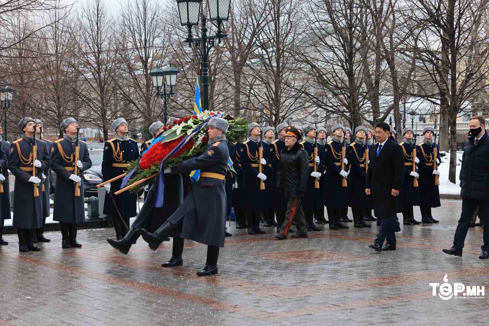 Монгол Улсын Ерөнхийлөгч У.Хүрэлсүх “Нэр нь үл мэдэгдэх цэргийн хөшөө”-нд цэцэг өргөлөө