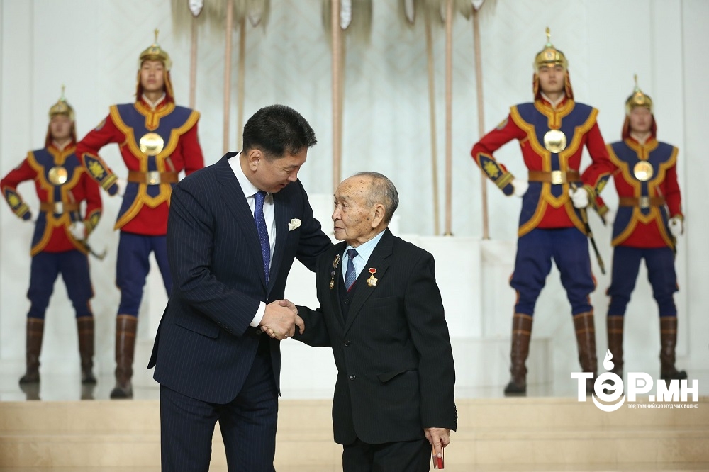 Даржаагийн Жамцыг Монгол Улсын Хөдөлмөрийн баатар цолоор шагналаа 