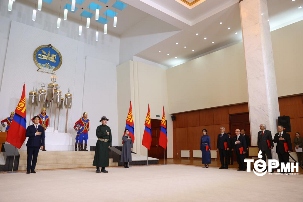 Дипломатуудад цол хүртээв