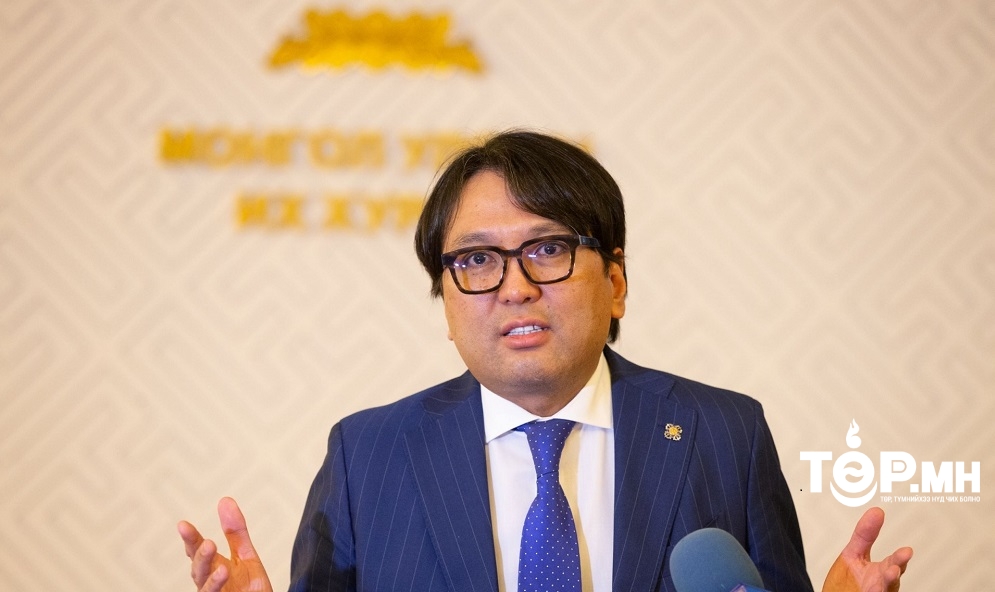 Залуучууд талбай дээр жагсаж байна. Зарим нь үнэн сэтгэлээсээ гарч ирсэн, нөгөө хэсэг нь зохион байгуулалттай харагдаж байна