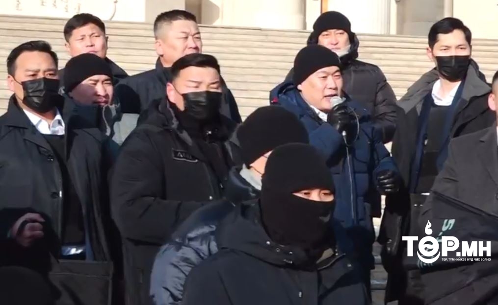 Ерөнхий сайд Л.Оюун-Эрдэнэ яг одоо жагсагчидтай уулзаж байна